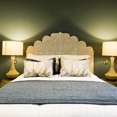 The At Castle Apartment